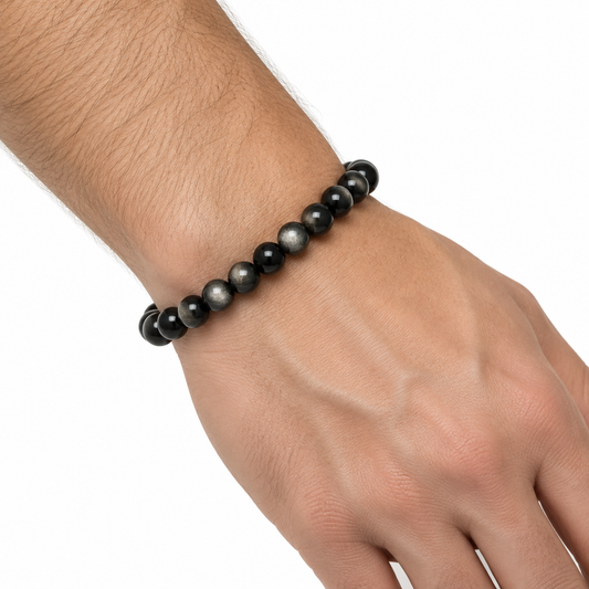 Bransoletka z obsydianu na nadgarstku, biale tlo