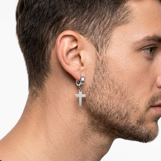 Kolczyk kółko z krzyżykiem w srebrnym kolorze na modelu na białym tle