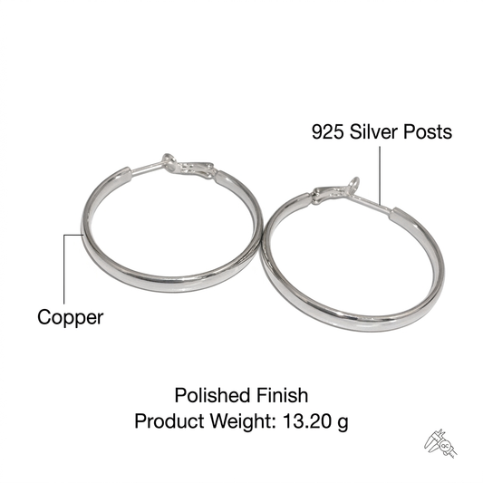 Kolczyki kółka w srebrnym kolorze, specyfikacja na białym tle